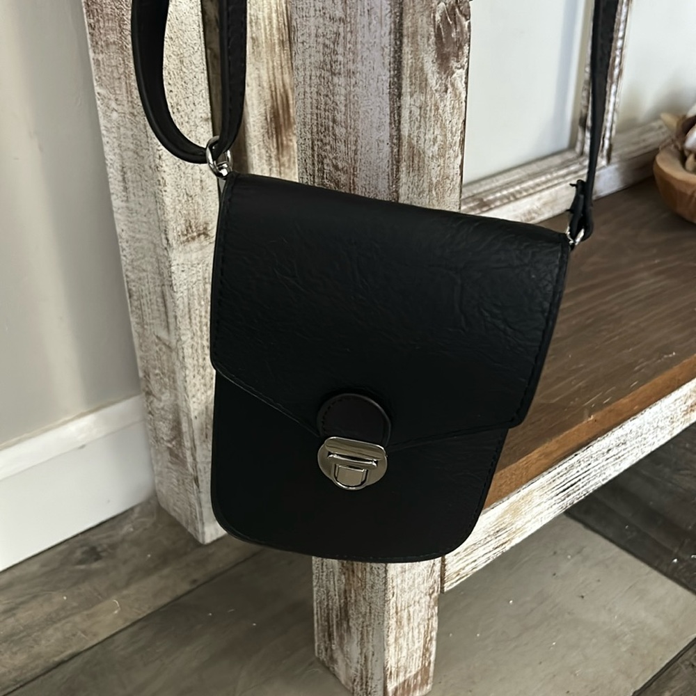 Black crossbody wallet